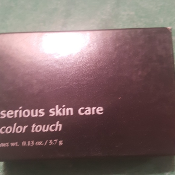 SERIOUS SKINCARE COLOR TOUCH COMPACT- (or free w/ $20 purchase) - Picture 3 of 6